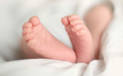 Cú sốc IVF: Cặp đôi bàng hoàng phát hiện con gái mình sinh ra không cùng huyết thống với cả 2 vợ chồng