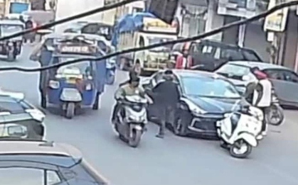 Nhóm đàn ông chặn xe ô tô, bắt cóc người phụ nữ trên phố