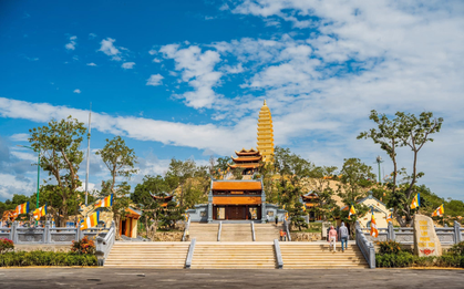 Có gì trong ngôi chùa diễn ra lễ cưới của Á hậu? Nằm trên núi cao 500m, sở hữu Bảo tháp hiếm ở Việt Nam