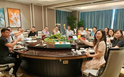 Đi họp lớp sau 10 năm, hễ định gắp đồ ăn thì bị xoay mâm: Tôi rời nhóm chat khi vô tình nhìn vào điện thoại bạn cũ