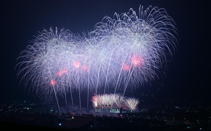 Màn pháo hoa hoành tráng rực sáng trên bầu trời Hà Nội tối 23/1: Quá mãn nhãn!