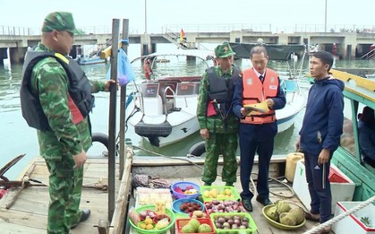 Báo động nạn đeo bám tàu, bán hàng rong trên vịnh Hạ Long