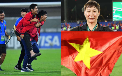 Ảnh: Xúc động khoảnh khắc Lý Đức cõng Hiểu Minh chấn thương, HLV Kim Sang-sik ăn mừng với cờ tổ quốc Việt Nam