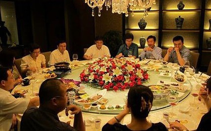 38 tuổi về quê họp lớp, gặp lại lớp trưởng lương 80 triệu/tháng, tôi nhận ra mình kiếm ít tiền nhưng giàu hơn