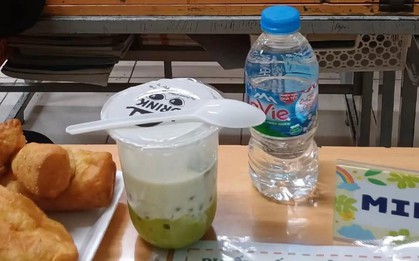 Hình ảnh họp phụ huynh đang gây tranh cãi nhất trên mạng xã hội: Là tận tâm chu đáo hay bày vẽ không cần thiết?