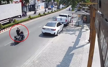 Clip: Người đàn ông chạy xe máy đập gương chiếu hậu ô tô trên phố