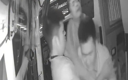 CLIP: Nhân viên nhà xe bị nhóm khách đánh dã man