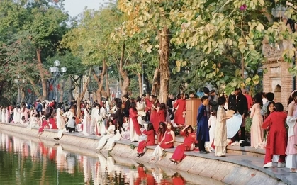 Chen chân chụp ảnh áo dài Tết ở Hồ Gươm