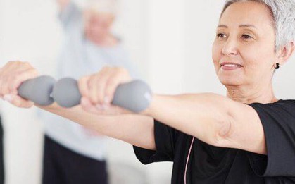 Phụ nữ 40 tuổi chăm làm những việc này, đến 80 tuổi vẫn tự xách vali đi du lịch