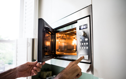 Dùng lò vi sóng gây ung thư? Chuyên gia chỉ ra sự thật: 3 cách sử dụng này mới thực sự nguy hiểm