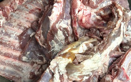 Thực hư thịt "bẩn" tuồn vào một trường bán trú ở TPHCM