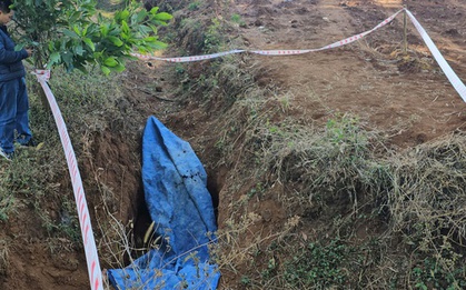 Truy tìm manh mối từ hố đất nghi các đối tượng cướp ngân hàng chôn giấu xe máy