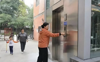 Tôi ở tầng 1, vì sao vẫn phải nộp phí thang máy? Các chuyên gia chỉ ra: "Thật ra cư dân tầng 1 vẫn hưởng lợi gián tiếp."