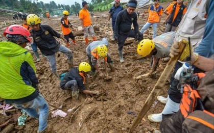 Chạy đua từng phút cứu hộ 34 ngôi nhà bị chôn vùi sau sạt lở kinh hoàng: Nhiều thi thể được tìm thấy, 72 người vẫn mất tích
