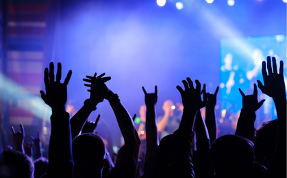 Nghe nhạc, chơi game bằng tai nghe: Hơn 1 tỷ người trẻ đối mặt nguy cơ mất thính lực