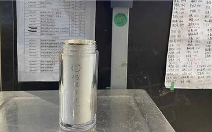 Mua nhẫn kim cương được tặng bình giữ nhiệt bạc nguyên chất, 3 năm sau kim cương mất giá 90% còn quà tặng kèm giá trị gấp 3