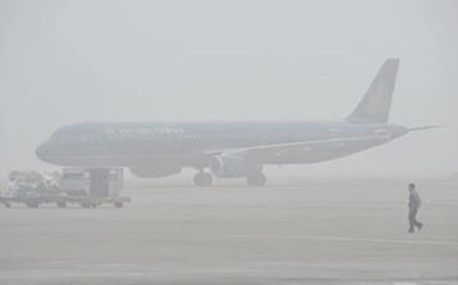 Nội Bài "tê liệt" tạm thời vì sương mù, nhiều chuyến bay phải bay vòng, hoãn cất cánh, chuyển hướng