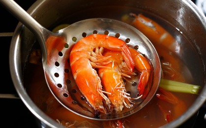 3 đời nhà tôi có bí quyết luộc tôm đỏ au, ngọt thịt lại không tanh: Tết này mời bạn áp dụng thử