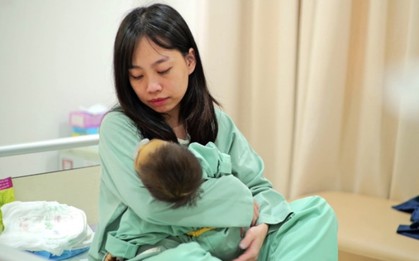 Lá gan của người mẹ cứu mạng con gái teo đường mật bẩm sinh