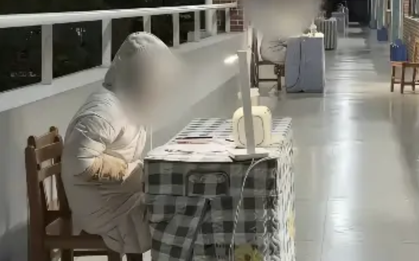 Bức ảnh chụp dãy hành lang với cô gái mặc áo trắng khiến nhiều người giật mình