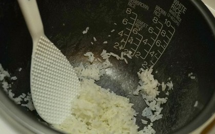 Vợ đột nhiên khen nồi cơm nấu nhanh, tôi kiểm tra thì phát hiện sự thật lạnh người: "Em ơi, đừng…"