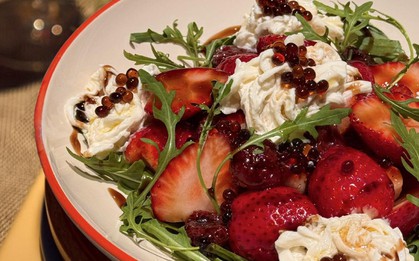 Giải mã món salad dâu "đắt buốt ruột" 770k khuấy đảo MXH và công thức đu trend ngon chuẩn vị từ "nàng thơ" Hà Cúc