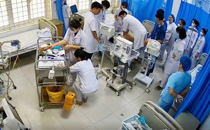 Ép tim gần 50 phút cứu sống nam sinh ngừng tim giữa giờ học