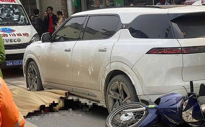 Hà Nội: Ô tô đi lùi trên phố Khâm Thiên khiến 2 người thương vong, gần 20 người hợp sức nâng xe giải cứu người bị kẹt