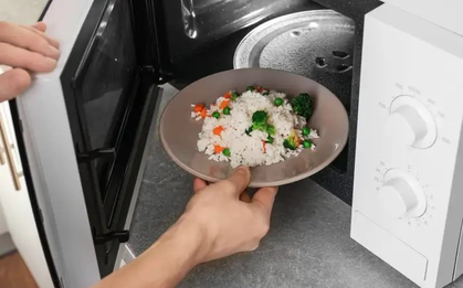Dùng lò vi sóng hâm nóng thức ăn, tại sao đĩa bên trong cứ xoay mà không chịu đứng yên: Đố ai giải thích được