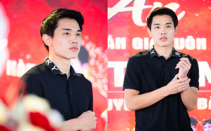 Đình Bắc gây sốt với visual sáng bừng: Trên sân là "vua phá lưới", về làng mở tiệc là hotboy vạn người mê