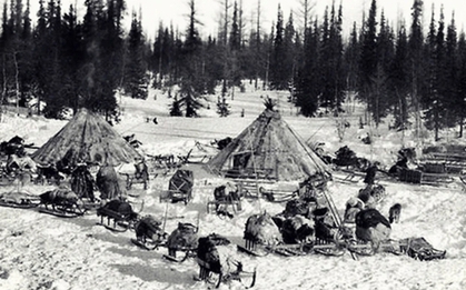 Năm 1930, toàn bộ dân của một ngôi làng đã mất tích bí ẩn, để lại quần áo và thức ăn đang nấu dở