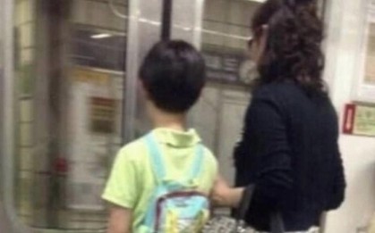 Chi tiết bất thường trong bức ảnh hai mẹ con khiến ngàn phụ huynh xuýt xoa: Dạy con sao hay thế!