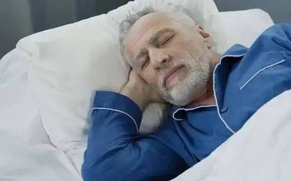 Ngủ lúc 10 giờ tối chưa chắc đã tốt: Bác sĩ cảnh báo 1 sai lầm phổ biến khiến người trên 65 tuổi càng ngủ càng mệt