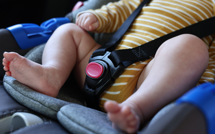 Mẹ chở con trên ô tô nhưng quên không đưa đến nhà trẻ, 5 giờ chiều mới nhớ ra và cái kết muộn màng