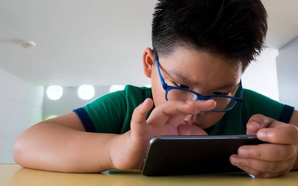 "Cuối tuần rồi, con chơi điện thoại được không?" - Cô giáo 20 năm đứng lớp nói thẳng: Không biết tiên tri nhưng cách phản ứng của phụ huynh quyết định đứa trẻ vượt trội