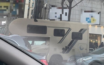 Bức ảnh chụp giữa đường phố Hàn Quốc khiến nhiều người thốt lên: "Thương cho những đứa trẻ!"