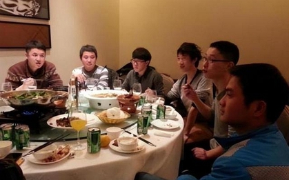 Hào phóng trả hết tiền ăn trong buổi họp lớp, người đàn ông vừa đi về thì tất cả tụm lại nói xấu vì 1 lý do không ngờ!