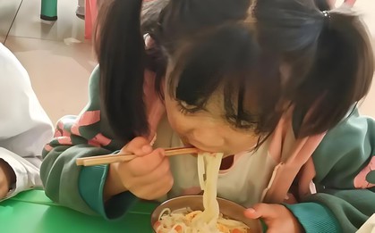 Con gái 4 tuổi đi học mầm non chưa đầy 2 tháng đã sụt 2kg, mẹ bức xúc tìm giáo viên rồi xấu hổ khi biết sự thật