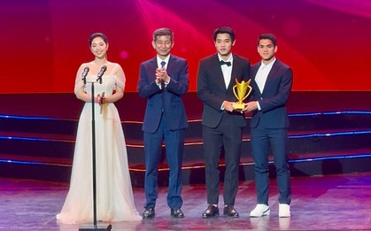 Đình Bắc diện vest bảnh bao cùng Khuất Văn Khang nhận giải Đội tuyển của năm tại Cúp chiến thắng 2025