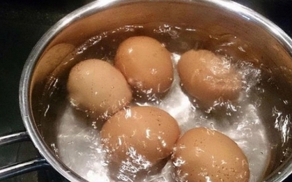 Nên luộc trứng bằng nước lạnh hay nước sôi? Thì ra bấy lâu rất nhiều người hiểu sai