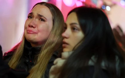 Thảm kịch hỏa hoạn tại Thụy Sĩ khiến 155 người thương vong: Cha mẹ tuyệt vọng tìm con không thể nhận dạng, hàng trăm người thắp nến tưởng niệm