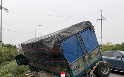 Hà Nội: 4 ô tô va chạm trên tỉnh lộ, 3 xe hư hỏng nặng