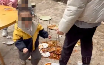 Bức ảnh đang khiến dân mạng chia phe tranh cãi: Người khen bố mẹ dạy con quá hay, người chê làm màu để quay clip!