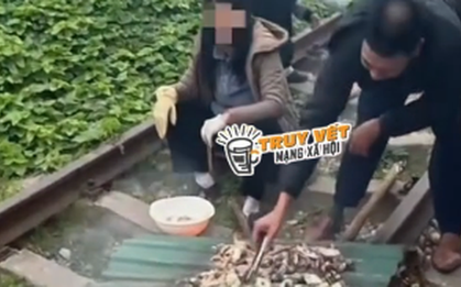 Lập biên bản một gia đình nướng đồ ăn trên đường ray tàu hoả