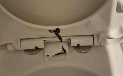 Hoảng loạn khi phát hiện camera quay lén ở bồn cầu chuỗi nhà hàng nổi tiếng