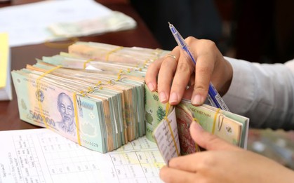 Giáo viên bị hiệu trưởng thu lại một nửa tiền thưởng để… trả nợ và đi tham quan?