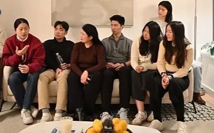 Bức ảnh gia đình 7 người có 1 chi tiết khiến dân tình "chấn động", mở ra vô số hy vọng cho những cha mẹ "bình thường"