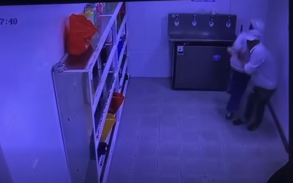 Xôn xao clip nữ đồng nghiệp trẻ liên tục bị sàm sỡ ở khu vực nhà vệ sinh: Công an vào cuộc