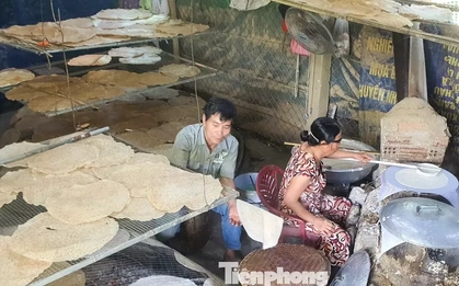 Đặc sản vào vụ Tết, làng nghề 'đỏ lửa' suốt ngày đêm