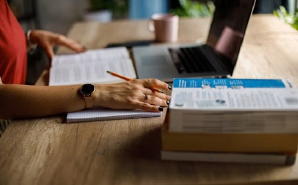 Nghề biên dịch chật vật trước "cơn bão" AI